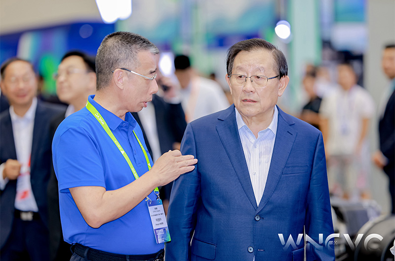 萬鋼主席觀摩NGA智能電動(dòng)半掛車，助力貨運(yùn)行業(yè)駛向“公路動(dòng)車”的“中國(guó)方案”！