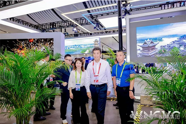 工業(yè)和信息化部熊繼軍副部長(zhǎng)體驗(yàn)NGA智能電動(dòng)半掛車，精準(zhǔn)靈敏，動(dòng)力十足！